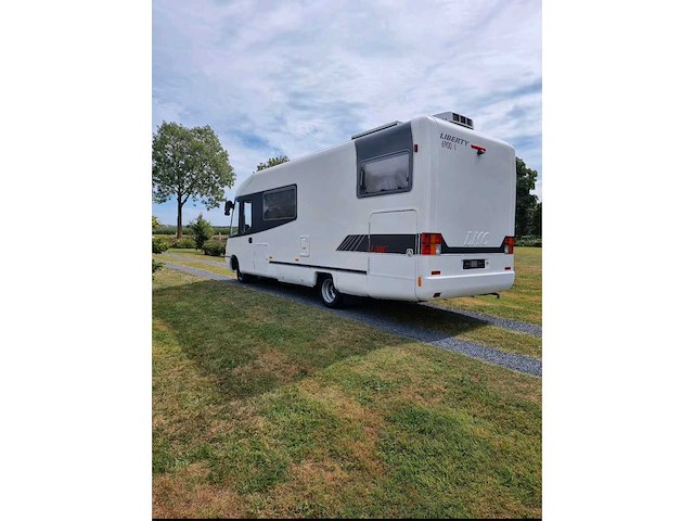 Lmc 6900 libery mercedes camper keuken, bed, douche, zithoek, garage - afbeelding 15 van  20