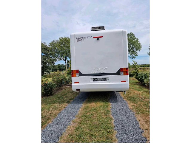 Lmc 6900 libery mercedes camper keuken, bed, douche, zithoek, garage - afbeelding 16 van  20