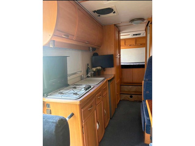 Lmc 6900 libery mercedes camper keuken, bed, douche, zithoek, garage - afbeelding 18 van  20