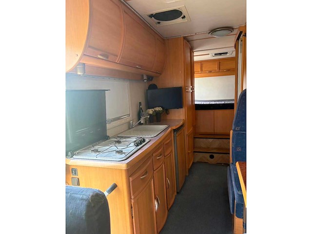 Lmc 6900 libery mercedes camper keuken, bed, douche, zithoek, garage - afbeelding 19 van  20