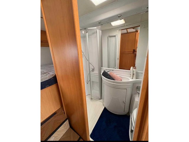 Lmc 6900 libery mercedes camper keuken, bed, douche, zithoek, garage - afbeelding 20 van  20