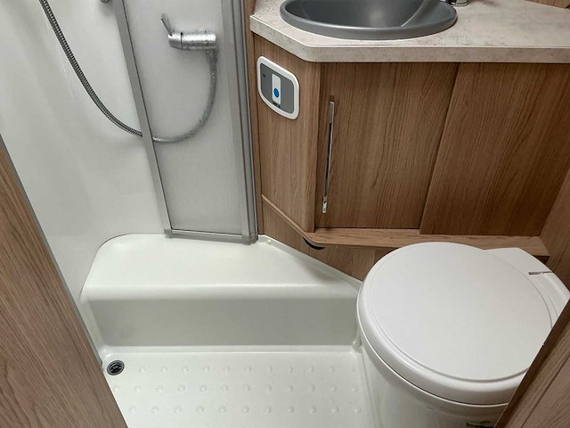 Lmc breezer v643 camper - afbeelding 20 van  25
