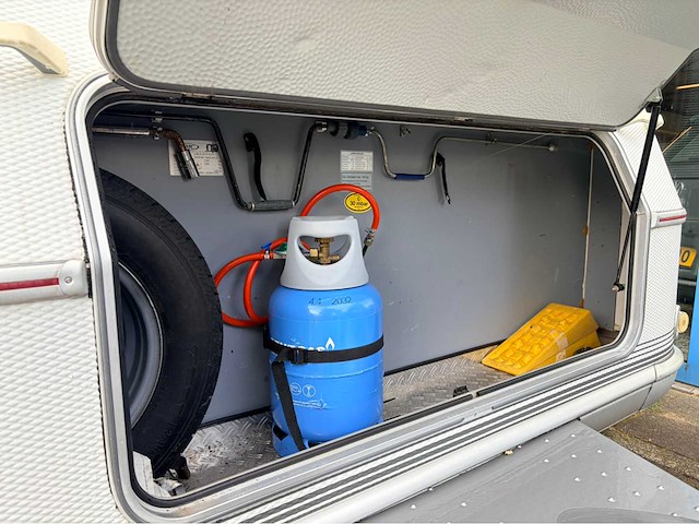 Lmc münsterland 490k1 bed, zithoek, keuken, toilet, douche, caravan - afbeelding 2 van  7