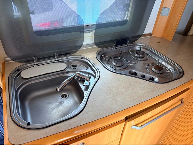 Lmc münsterland 490k1 bed, zithoek, keuken, toilet, douche, caravan - afbeelding 2 van  2