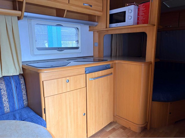 Lmc münsterland 490k1 bed, zithoek, keuken, toilet, douche, caravan - afbeelding 13 van  16
