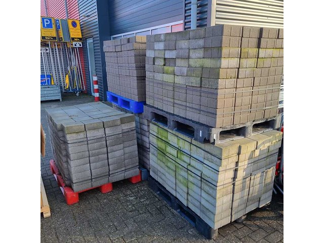 (locatie bovenkarspel) ca. 48m² grijze betontegels - afbeelding 1 van  2