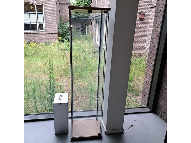 (locatie deventer) vitrinekast staand en telefoonkast - afbeelding 1 van  3
