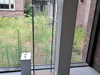 (locatie deventer) vitrinekast staand en telefoonkast - afbeelding 1 van  3
