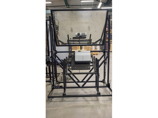(locatie duiven) vrachtwagen simulator, renault 300 cabine, thales simulator trust opbouw - afbeelding 3 van  19