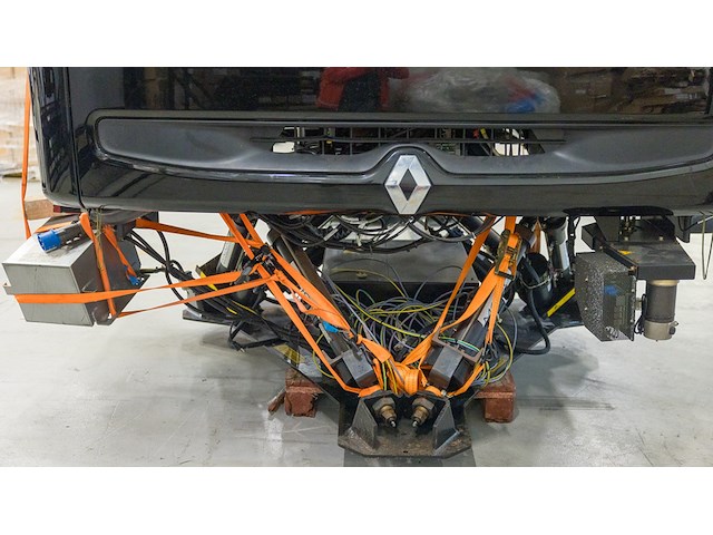 (locatie duiven) vrachtwagen simulator, renault 300 cabine, thales simulator trust opbouw - afbeelding 4 van  19