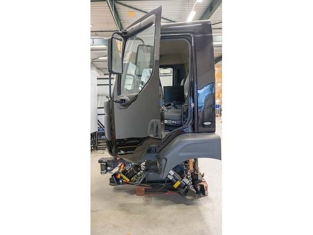 (locatie duiven) vrachtwagen simulator, renault 300 cabine, thales simulator trust opbouw - afbeelding 5 van  19