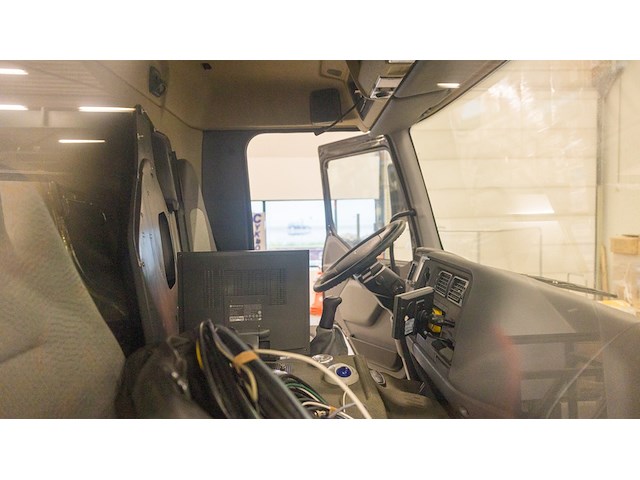 (locatie duiven) vrachtwagen simulator, renault 300 cabine, thales simulator trust opbouw - afbeelding 6 van  19