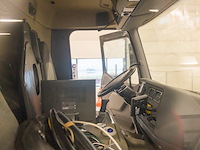 (locatie duiven) vrachtwagen simulator, renault 300 cabine, thales simulator trust opbouw - afbeelding 6 van  19
