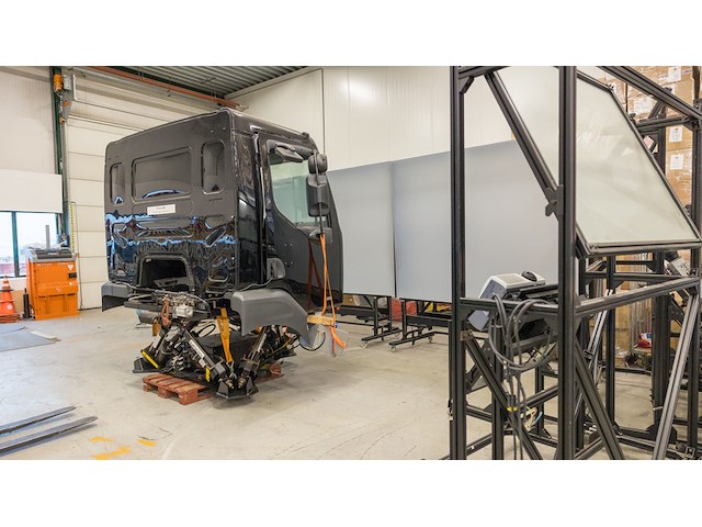 (locatie duiven) vrachtwagen simulator, renault 300 cabine, thales simulator trust opbouw - afbeelding 7 van  19