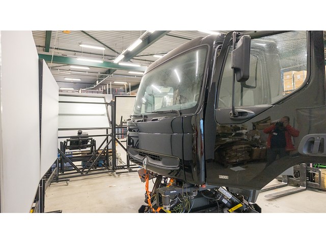 (locatie duiven) vrachtwagen simulator, renault 300 cabine, thales simulator trust opbouw - afbeelding 9 van  19