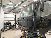 (locatie duiven) vrachtwagen simulator, renault 300 cabine, thales simulator trust opbouw - afbeelding 9 van  19