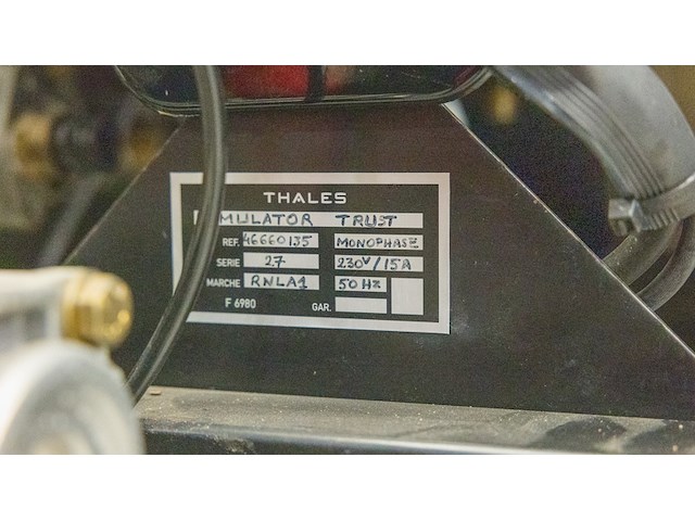 (locatie duiven) vrachtwagen simulator, renault 300 cabine, thales simulator trust opbouw - afbeelding 11 van  19