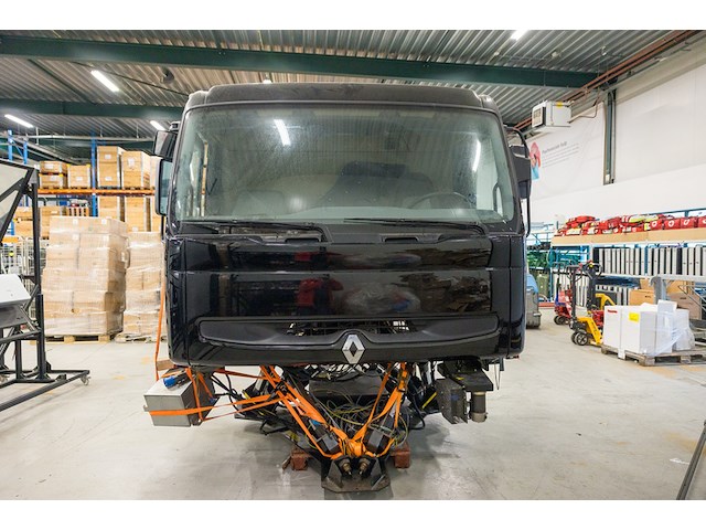 (locatie duiven) vrachtwagen simulator, renault 300 cabine, thales simulator trust opbouw - afbeelding 1 van  19