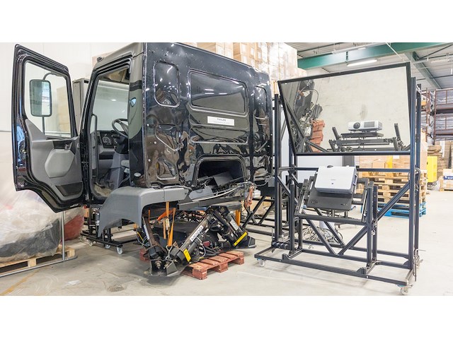 (locatie duiven) vrachtwagen simulator, renault 300 cabine, thales simulator trust opbouw - afbeelding 12 van  19