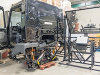 (locatie duiven) vrachtwagen simulator, renault 300 cabine, thales simulator trust opbouw - afbeelding 12 van  19