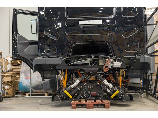(locatie duiven) vrachtwagen simulator, renault 300 cabine, thales simulator trust opbouw - afbeelding 13 van  19