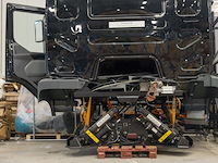 (locatie duiven) vrachtwagen simulator, renault 300 cabine, thales simulator trust opbouw - afbeelding 13 van  19