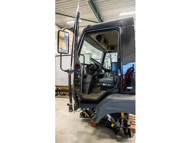(locatie duiven) vrachtwagen simulator, renault 300 cabine, thales simulator trust opbouw - afbeelding 14 van  19