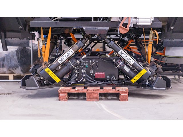 (locatie duiven) vrachtwagen simulator, renault 300 cabine, thales simulator trust opbouw - afbeelding 18 van  19