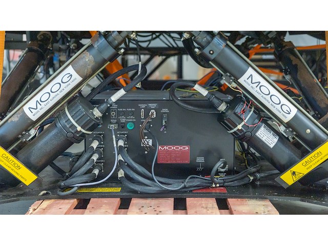 (locatie duiven) vrachtwagen simulator, renault 300 cabine, thales simulator trust opbouw - afbeelding 19 van  19