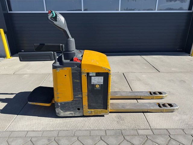 ( locatie garmerwolde ) pallettruck, jungheinrich, ere 120, 2012 - afbeelding 5 van  12