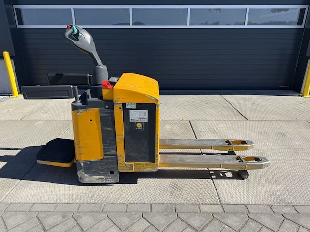 ( locatie garmerwolde ) pallettruck, jungheinrich, ere 120, 2012 - afbeelding 6 van  12