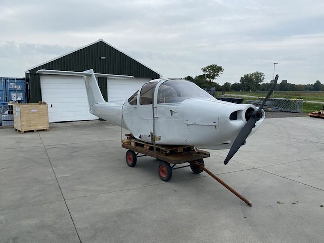 ( locatie garmerwolde ) vliegtuig, piper pa-38 tomahawk - afbeelding 7 van  13