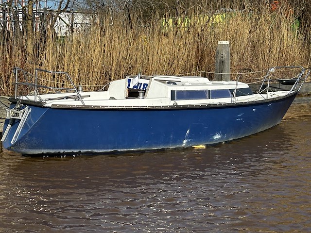(locatie groningen) polyester kajuitzeilboot, bd2, excl. mast - afbeelding 1 van  7