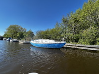 (locatie groningen) polyester kajuitzeilboot, oh, met inboard motor, excl. mast - afbeelding 1 van  5
