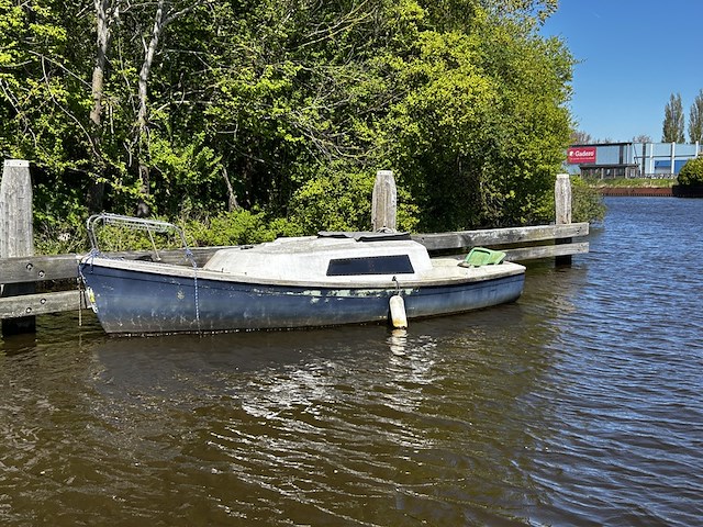 (locatie groningen) polyester kajuitzeilboot, ow d2, excl. mast - afbeelding 1 van  4