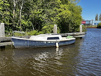 (locatie groningen) polyester kajuitzeilboot, ow d2, excl. mast - afbeelding 1 van  4