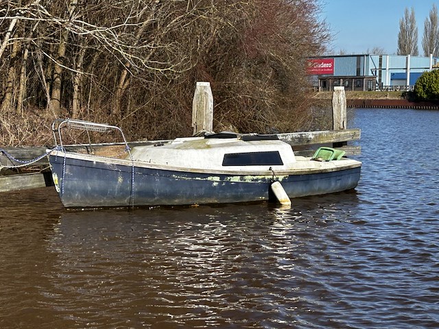 (locatie groningen) polyester kajuitzeilboot, ow d2, excl. mast - afbeelding 3 van  4
