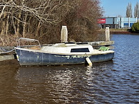 (locatie groningen) polyester kajuitzeilboot, ow d2, excl. mast - afbeelding 3 van  4