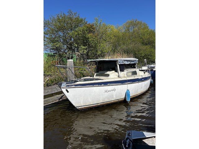 (locatie groningen) polyester kajuitzeilboot, skuumke, excl. mast - afbeelding 1 van  6