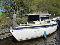 (locatie groningen) polyester kajuitzeilboot, skuumke, excl. mast - afbeelding 1 van  6