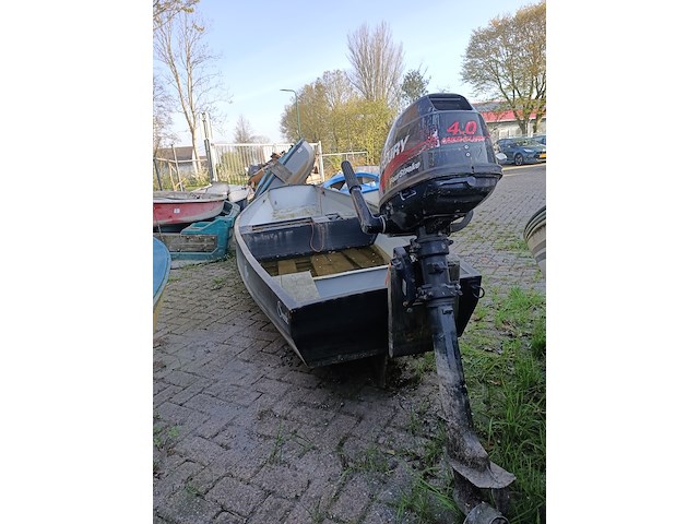 (locatie heeg) metalen vlet, ome dolf, buitenboordmotor mercure fourstroke 4.0 pk - afbeelding 10 van  13