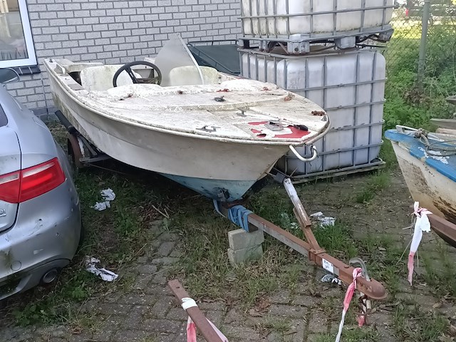 (locatie heeg) speedboot op boottrailer - afbeelding 1 van  7
