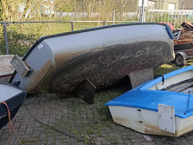 (locatie heeg) zeilbootje zonder mast - afbeelding 1 van  9