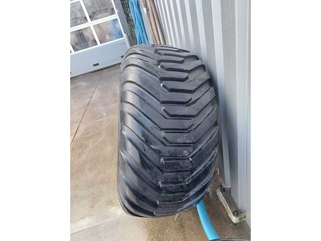 (locatie leiderdorp) set gazonbanden, bkt, tr 882 en flotation v line - afbeelding 3 van  13