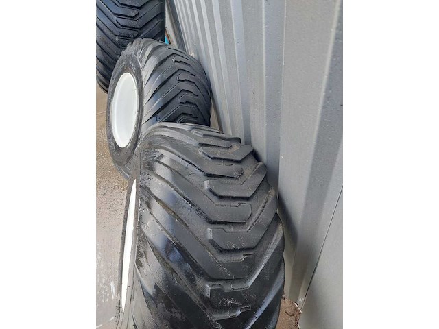 (locatie leiderdorp) set gazonbanden, bkt, tr 882 en flotation v line - afbeelding 4 van  13