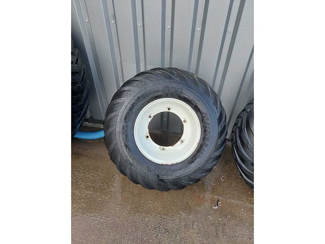 (locatie leiderdorp) set gazonbanden, bkt, tr 882 en flotation v line - afbeelding 1 van  13