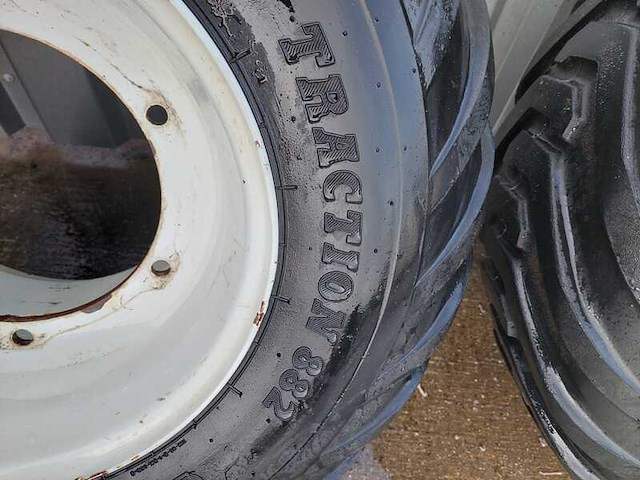 (locatie leiderdorp) set gazonbanden, bkt, tr 882 en flotation v line - afbeelding 9 van  13