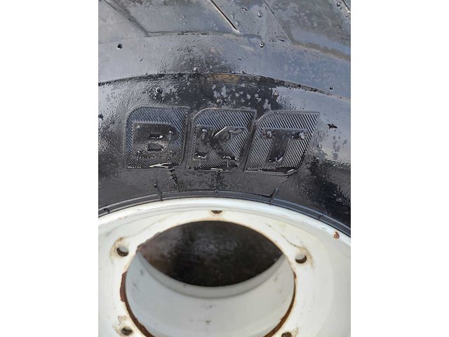 (locatie leiderdorp) set gazonbanden, bkt, tr 882 en flotation v line - afbeelding 10 van  13