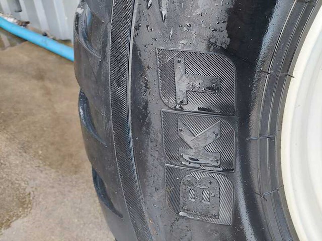 (locatie leiderdorp) set gazonbanden, bkt, tr 882 en flotation v line - afbeelding 13 van  13