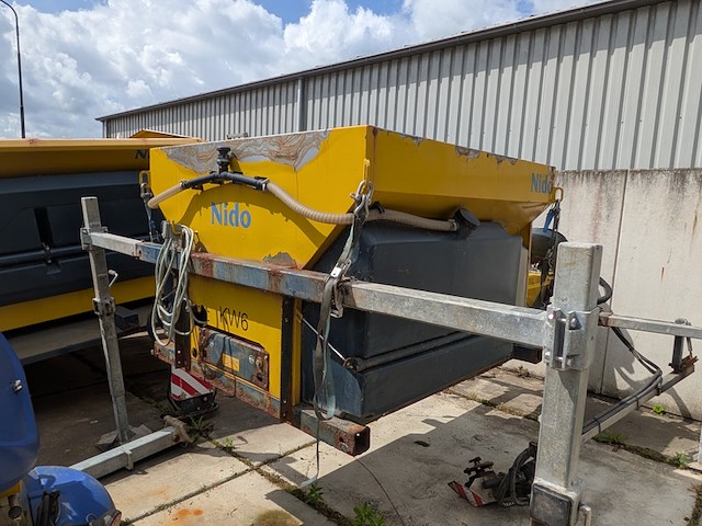 (locatie veen) opzet zoutstrooier 1.1 m³, nido - schmidt, stratos b11-24 paln, 2004 - afbeelding 1 van  30
